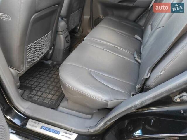 Черный Хендай Туксон, объемом двигателя 2 л и пробегом 208 тыс. км за 6950 $, фото 19 на Automoto.ua