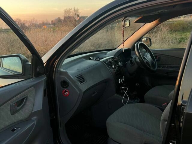 Черный Хендай Туксон, объемом двигателя 2 л и пробегом 137 тыс. км за 4300 $, фото 7 на Automoto.ua