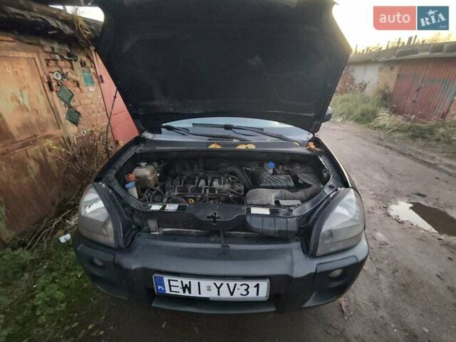 Черный Хендай Туксон, объемом двигателя 1.99 л и пробегом 370 тыс. км за 3300 $, фото 4 на Automoto.ua