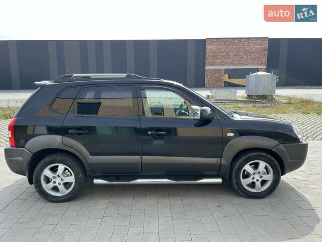 Чорний Хендай Туксон, об'ємом двигуна 2 л та пробігом 255 тис. км за 6900 $, фото 4 на Automoto.ua