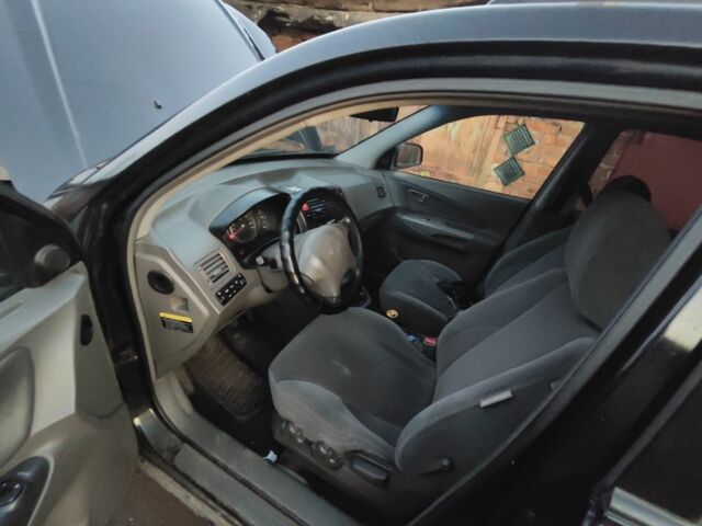 Черный Хендай Туксон, объемом двигателя 2 л и пробегом 370 тыс. км за 3300 $, фото 4 на Automoto.ua