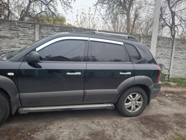 Черный Хендай Туксон, объемом двигателя 2 л и пробегом 224 тыс. км за 6800 $, фото 1 на Automoto.ua