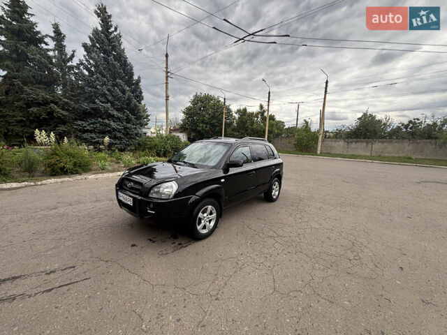 Черный Хендай Туксон, объемом двигателя 1.98 л и пробегом 215 тыс. км за 8600 $, фото 1 на Automoto.ua