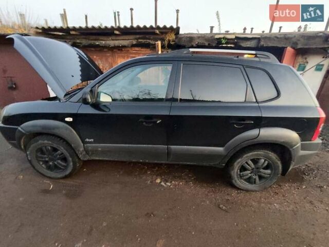 Черный Хендай Туксон, объемом двигателя 1.99 л и пробегом 370 тыс. км за 3300 $, фото 3 на Automoto.ua
