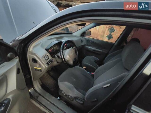 Черный Хендай Туксон, объемом двигателя 1.99 л и пробегом 370 тыс. км за 3300 $, фото 2 на Automoto.ua