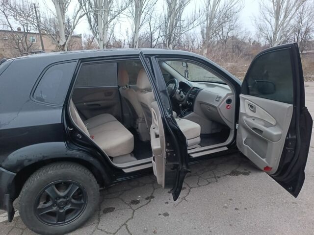 Черный Хендай Туксон, объемом двигателя 2 л и пробегом 293 тыс. км за 4300 $, фото 4 на Automoto.ua