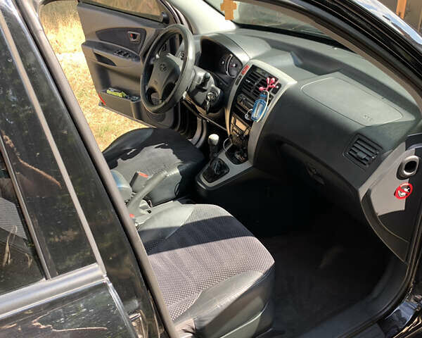 Черный Хендай Туксон, объемом двигателя 2 л и пробегом 219 тыс. км за 8400 $, фото 16 на Automoto.ua