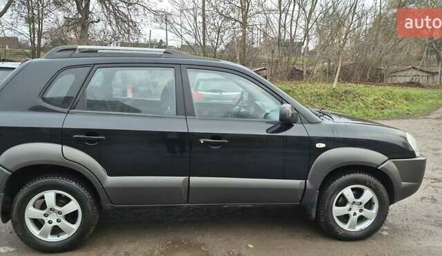 Черный Хендай Туксон, объемом двигателя 1.98 л и пробегом 230 тыс. км за 6390 $, фото 5 на Automoto.ua