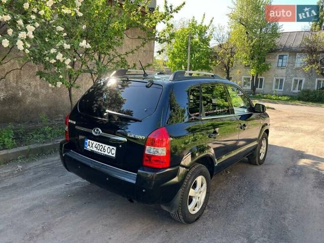 Черный Хендай Туксон, объемом двигателя 2 л и пробегом 232 тыс. км за 6900 $, фото 4 на Automoto.ua