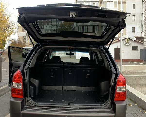 Черный Хендай Туксон, объемом двигателя 2 л и пробегом 219 тыс. км за 8400 $, фото 10 на Automoto.ua