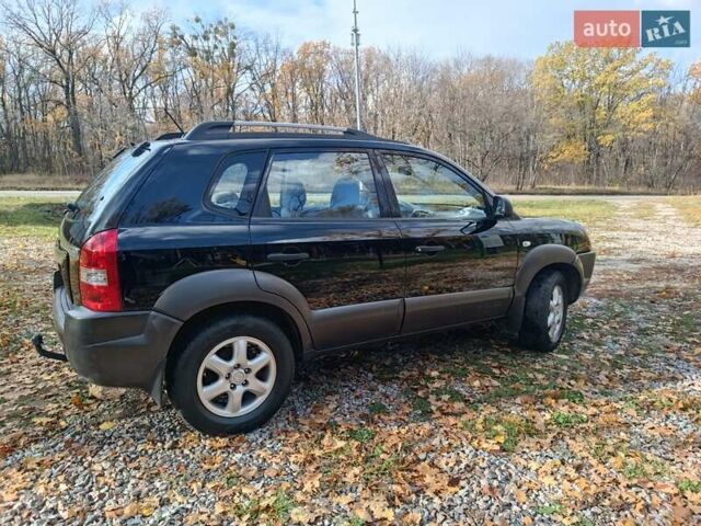 Черный Хендай Туксон, объемом двигателя 1.98 л и пробегом 192 тыс. км за 6900 $, фото 3 на Automoto.ua