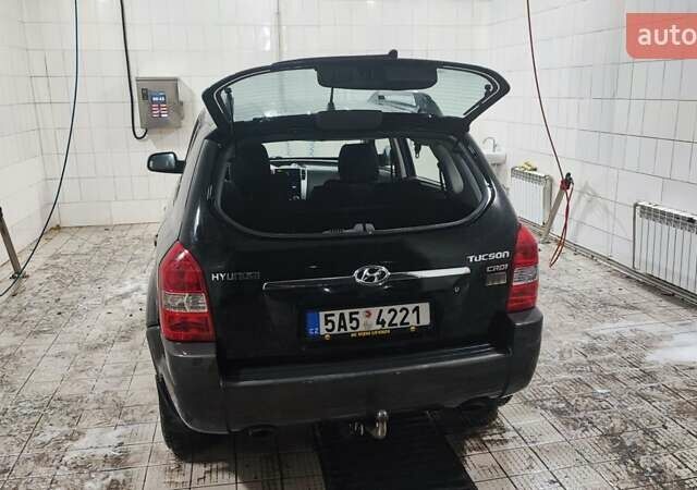 Черный Хендай Туксон, объемом двигателя 2 л и пробегом 284 тыс. км за 4700 $, фото 1 на Automoto.ua