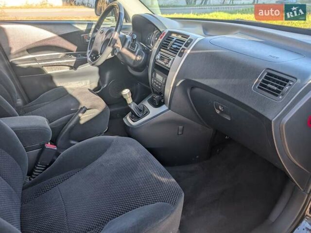 Черный Хендай Туксон, объемом двигателя 1.98 л и пробегом 226 тыс. км за 6500 $, фото 9 на Automoto.ua