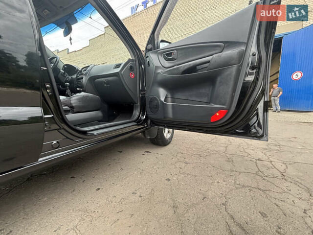 Черный Хендай Туксон, объемом двигателя 1.98 л и пробегом 215 тыс. км за 8600 $, фото 9 на Automoto.ua