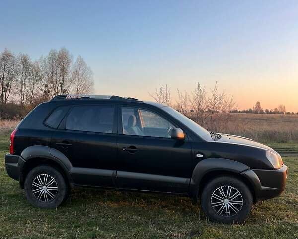 Черный Хендай Туксон, объемом двигателя 1.98 л и пробегом 135 тыс. км за 3950 $, фото 2 на Automoto.ua