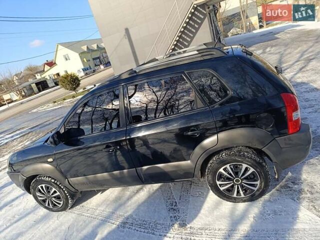Черный Хендай Туксон, объемом двигателя 1.98 л и пробегом 285 тыс. км за 5600 $, фото 7 на Automoto.ua
