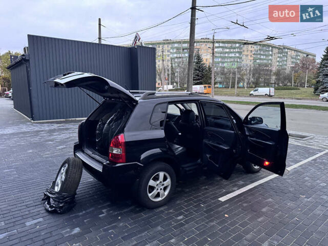 Хендай Туксон 2005 у Полтаві на Automoto.ua Чорний Хендай Туксон, об'ємом двигуна 1.98 л та пробігом 175 тис. км за 7700 $, фото 19 на Automoto.ua