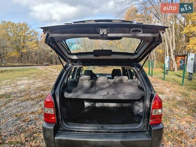 Черный Хендай Туксон, объемом двигателя 1.98 л и пробегом 192 тыс. км за 6900 $, фото 6 на Automoto.ua