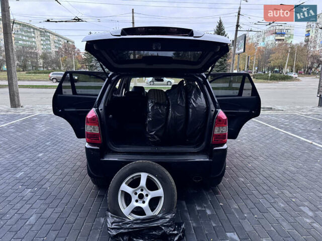 Хендай Туксон 2005 у Полтаві на Automoto.ua Чорний Хендай Туксон, об'ємом двигуна 1.98 л та пробігом 175 тис. км за 7700 $, фото 18 на Automoto.ua
