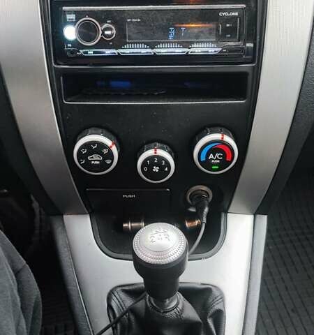 Черный Хендай Туксон, объемом двигателя 2 л и пробегом 284 тыс. км за 4700 $, фото 6 на Automoto.ua