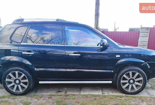 Черный Хендай Туксон, объемом двигателя 2 л и пробегом 208 тыс. км за 6950 $, фото 6 на Automoto.ua