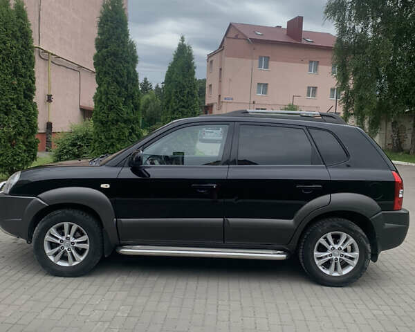 Черный Хендай Туксон, объемом двигателя 2 л и пробегом 270 тыс. км за 6300 $, фото 2 на Automoto.ua