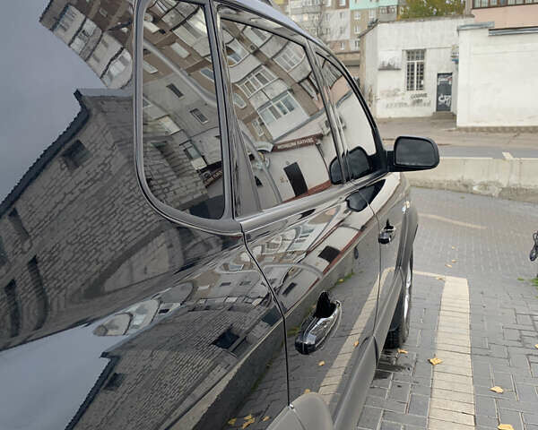 Черный Хендай Туксон, объемом двигателя 2 л и пробегом 219 тыс. км за 8400 $, фото 6 на Automoto.ua