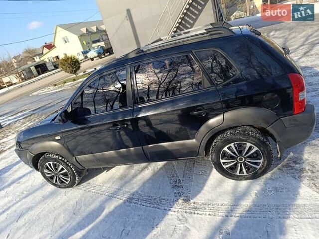 Черный Хендай Туксон, объемом двигателя 1.98 л и пробегом 285 тыс. км за 5600 $, фото 1 на Automoto.ua