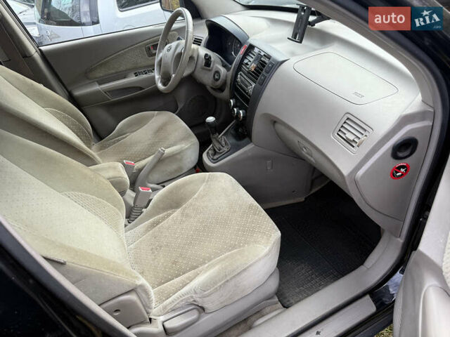 Черный Хендай Туксон, объемом двигателя 2 л и пробегом 211 тыс. км за 4444 $, фото 14 на Automoto.ua