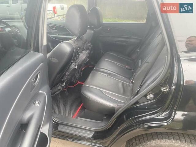 Черный Хендай Туксон, объемом двигателя 2 л и пробегом 190 тыс. км за 7500 $, фото 7 на Automoto.ua