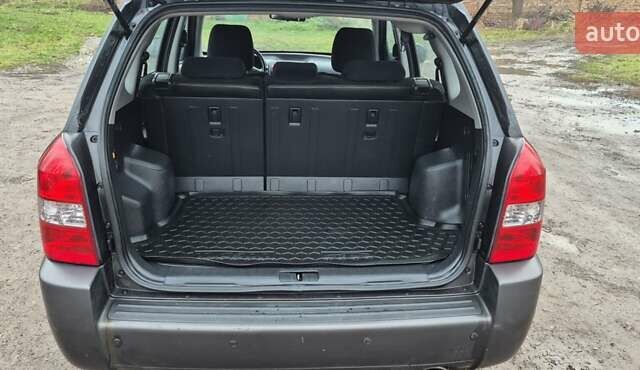 Черный Хендай Туксон, объемом двигателя 1.98 л и пробегом 230 тыс. км за 6390 $, фото 24 на Automoto.ua