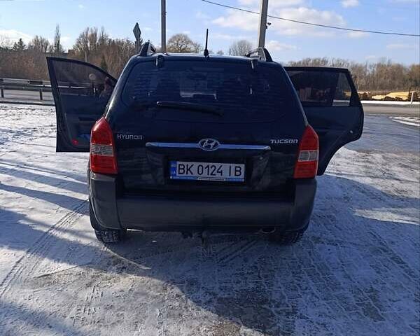 Черный Хендай Туксон, объемом двигателя 1.98 л и пробегом 285 тыс. км за 5600 $, фото 9 на Automoto.ua