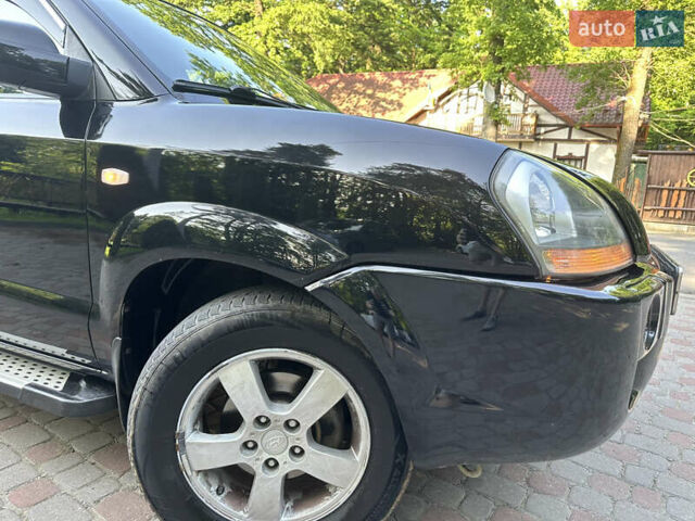Черный Хендай Туксон, объемом двигателя 2 л и пробегом 210 тыс. км за 6600 $, фото 4 на Automoto.ua