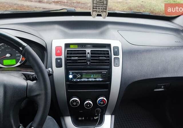 Черный Хендай Туксон, объемом двигателя 2 л и пробегом 284 тыс. км за 4700 $, фото 7 на Automoto.ua