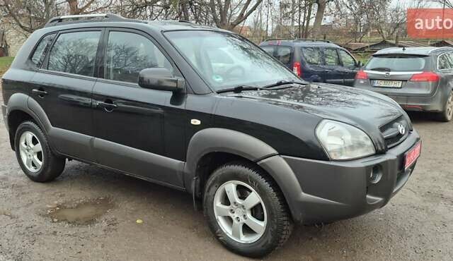 Черный Хендай Туксон, объемом двигателя 1.98 л и пробегом 230 тыс. км за 6390 $, фото 4 на Automoto.ua