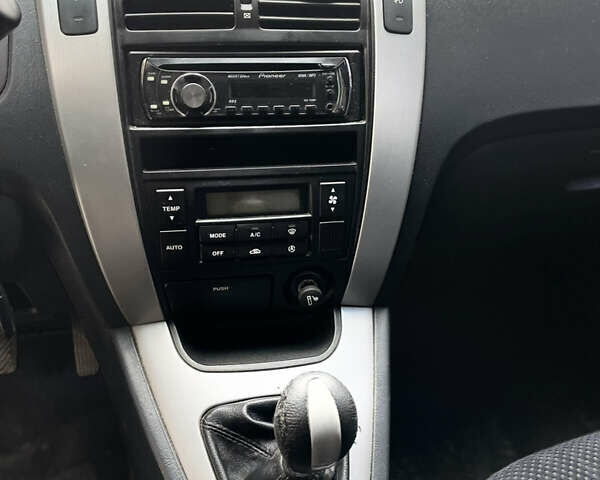 Чорний Хендай Туксон, об'ємом двигуна 1.98 л та пробігом 225 тис. км за 6600 $, фото 13 на Automoto.ua