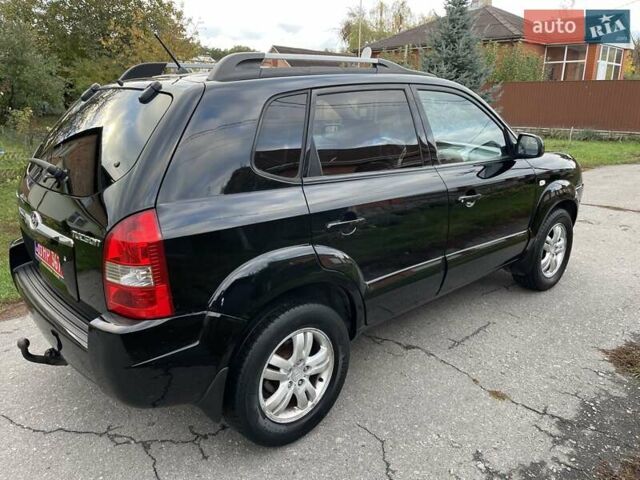 Хендай Туксон 2005 у Хороле на Automoto.ua Чорний Хендай Туксон, об'ємом двигуна 2 л та пробігом 163 тис. км за 7700 $, фото 3 на Automoto.ua