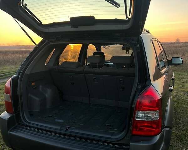 Черный Хендай Туксон, объемом двигателя 1.98 л и пробегом 135 тыс. км за 3950 $, фото 8 на Automoto.ua