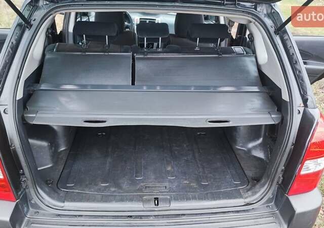 Черный Хендай Туксон, объемом двигателя 2 л и пробегом 284 тыс. км за 4700 $, фото 11 на Automoto.ua