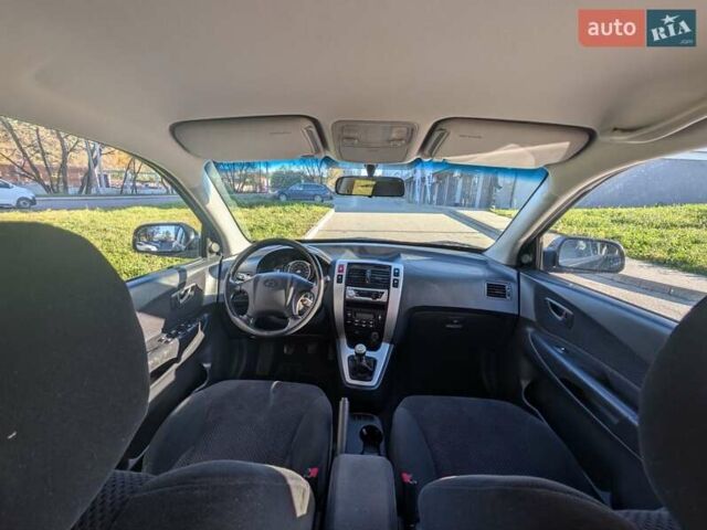 Черный Хендай Туксон, объемом двигателя 1.98 л и пробегом 226 тыс. км за 6500 $, фото 11 на Automoto.ua