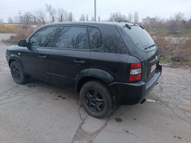 Черный Хендай Туксон, объемом двигателя 2 л и пробегом 293 тыс. км за 4300 $, фото 2 на Automoto.ua