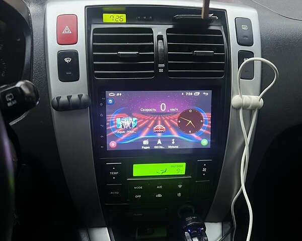 Черный Хендай Туксон, объемом двигателя 1.98 л и пробегом 217 тыс. км за 8300 $, фото 5 на Automoto.ua