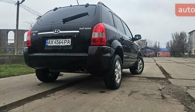 Черный Хендай Туксон, объемом двигателя 2 л и пробегом 190 тыс. км за 7500 $, фото 21 на Automoto.ua