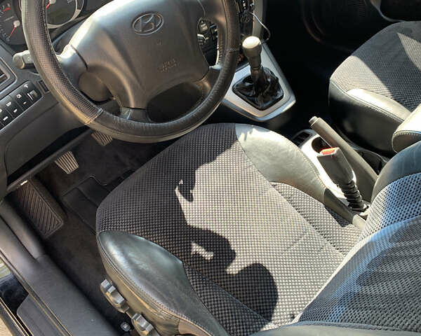 Черный Хендай Туксон, объемом двигателя 2 л и пробегом 219 тыс. км за 8400 $, фото 17 на Automoto.ua