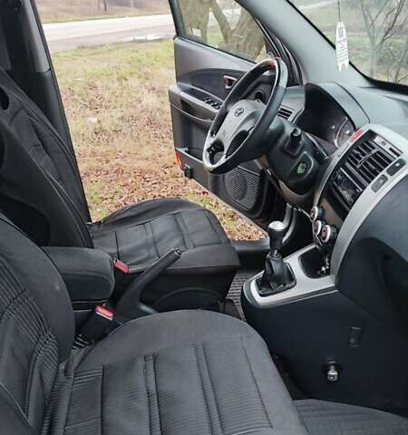 Черный Хендай Туксон, объемом двигателя 2 л и пробегом 284 тыс. км за 4700 $, фото 12 на Automoto.ua