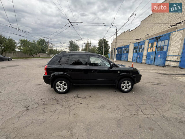 Черный Хендай Туксон, объемом двигателя 1.98 л и пробегом 215 тыс. км за 8600 $, фото 4 на Automoto.ua