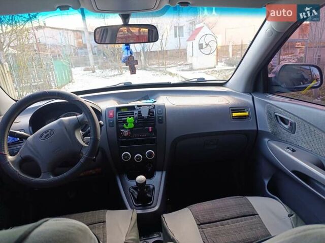 Черный Хендай Туксон, объемом двигателя 1.98 л и пробегом 285 тыс. км за 5600 $, фото 28 на Automoto.ua