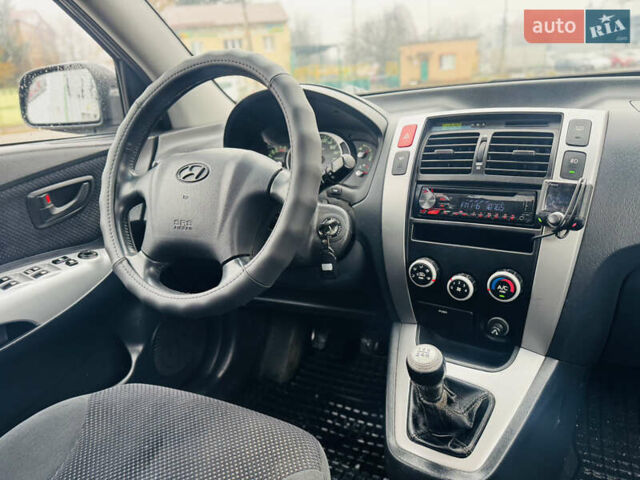 Черный Хендай Туксон, объемом двигателя 1.98 л и пробегом 252 тыс. км за 7300 $, фото 24 на Automoto.ua