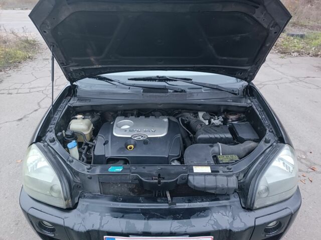 Черный Хендай Туксон, объемом двигателя 2 л и пробегом 293 тыс. км за 4300 $, фото 7 на Automoto.ua