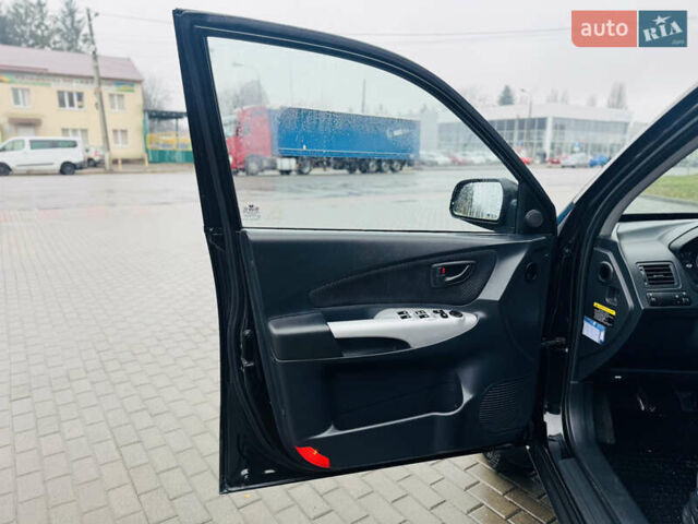 Черный Хендай Туксон, объемом двигателя 1.98 л и пробегом 252 тыс. км за 7300 $, фото 14 на Automoto.ua